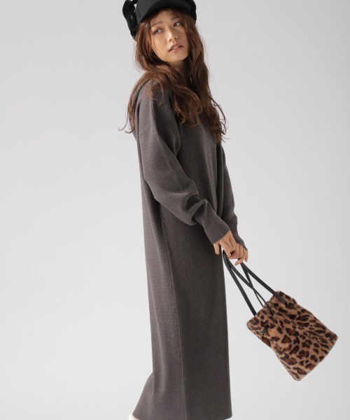 BAYFLOW(ベイフロー)の「ワッフルガラニットワンピース(ワンピース・レディース・カーキ/オフホワイト/チャコール・FREE)」の17枚目の写真