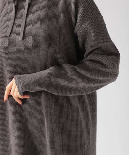 BAYFLOW(ベイフロー)の「ワッフルガラニットワンピース(ワンピース・レディース・カーキ/オフホワイト/チャコール・FREE)」の8枚目の写真