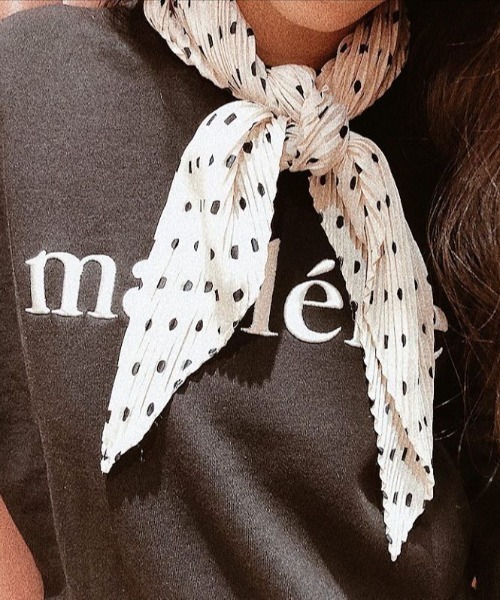 EIMY ISTOIRE（エイミーイストワール）の「ドットスカーフ付きロゴスエットプルオーバー（スウェット・レディース・ホワイト/ブラック/ベージュ/ネイビー/ピンク・FREE）」の3枚目の写真