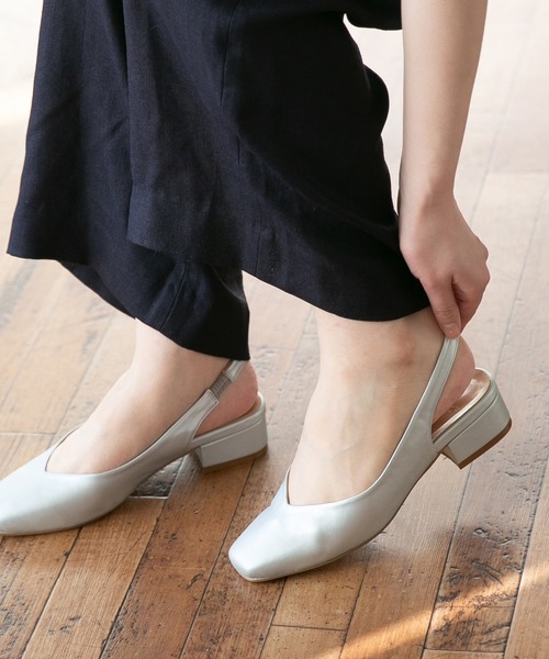 menue(メヌエ)の「スクエアトゥ Vカット バックバンドパンプス(パンプス・レディース・グレイッシュベージュ/ナチュラル/シルバー/パイソン/ブラック・24.0cm/26.0cm/21.5cm/25.5cm/23.5cm/22.0cm/25.0cm/22.5cm/23.0cm/24.5cm)」の4枚目の写真