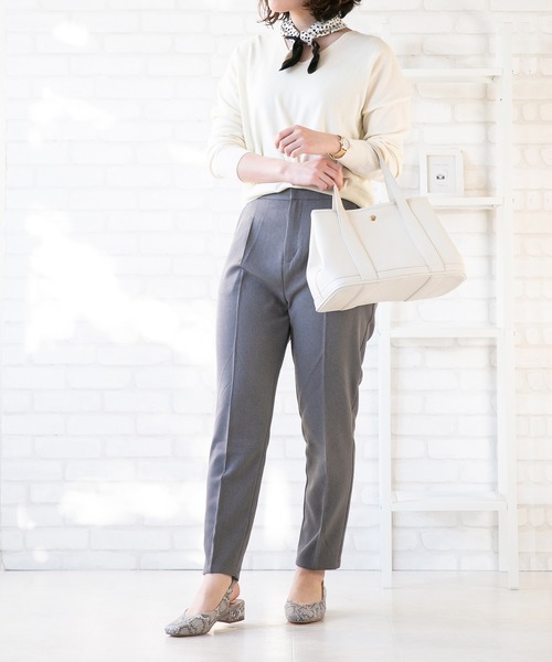 menue(メヌエ)の「スクエアトゥ Vカット バックバンドパンプス(パンプス・レディース・グレイッシュベージュ/ナチュラル/シルバー/パイソン/ブラック・24.0cm/26.0cm/21.5cm/25.5cm/23.5cm/22.0cm/25.0cm/22.5cm/23.0cm/24.5cm)」の11枚目の写真