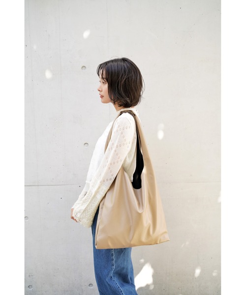 DEVICE（デバイス）の「【WEARISTA じーたー×DEVICE コラボ】Rename ソフトフェイクレザー トート マルシェバッグ（トートバッグ・メンズ・ブラック/ベージュ/チャコールグレー・L/M）」の15枚目の写真