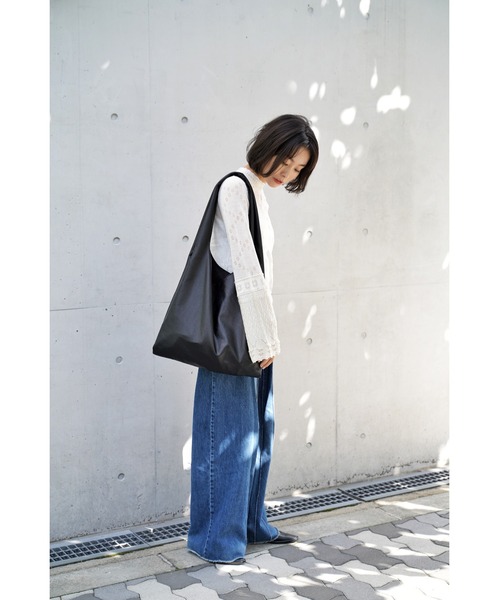 DEVICE（デバイス）の「【WEARISTA じーたー×DEVICE コラボ】Rename ソフトフェイクレザー トート マルシェバッグ（トートバッグ・メンズ・ブラック/ベージュ/チャコールグレー・L/M）」の13枚目の写真