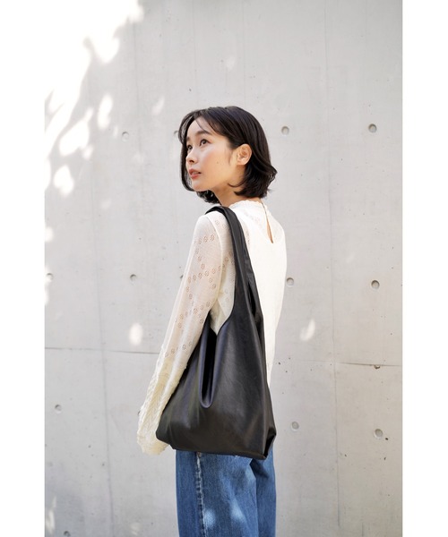 DEVICE（デバイス）の「【WEARISTA じーたー×DEVICE コラボ】Rename ソフトフェイクレザー トート マルシェバッグ（トートバッグ・メンズ・ブラック/ベージュ/チャコールグレー・L/M）」の18枚目の写真