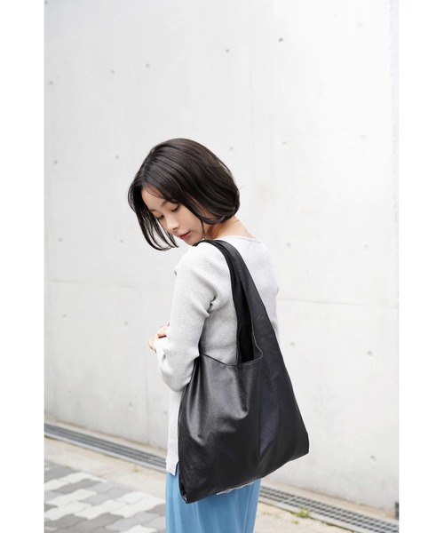 DEVICE（デバイス）の「【WEARISTA じーたー×DEVICE コラボ】Rename ソフトフェイクレザー トート マルシェバッグ（トートバッグ・メンズ・ブラック/ベージュ/チャコールグレー・L/M）」の19枚目の写真