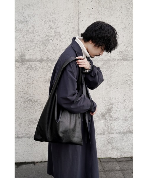 DEVICE（デバイス）の「【WEARISTA じーたー×DEVICE コラボ】Rename ソフトフェイクレザー トート マルシェバッグ（トートバッグ・メンズ・ブラック/ベージュ/チャコールグレー・L/M）」の6枚目の写真