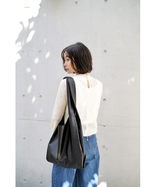 DEVICE（デバイス）の「【WEARISTA じーたー×DEVICE コラボ】Rename ソフトフェイクレザー トート マルシェバッグ（トートバッグ・メンズ・ブラック/ベージュ/チャコールグレー・L/M）」の8枚目の写真