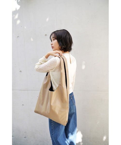 DEVICE（デバイス）の「【WEARISTA じーたー×DEVICE コラボ】Rename ソフトフェイクレザー トート マルシェバッグ（トートバッグ・メンズ・ブラック/ベージュ/チャコールグレー・L/M）」の9枚目の写真