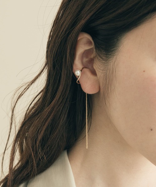 SMELLY（スメリー）の「ポイントパールチェーンイヤカフ（イヤーカフ・レディース・ゴールド・-）」の2枚目の写真