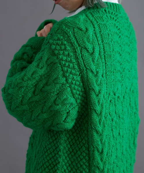 cardo fabrica（カルドファブリカ）の「ケーブル×透かし編みハンドニットＶネックカーディガン（カーディガン/ボレロ・レディース・グリーン・FREE）」の4枚目の写真