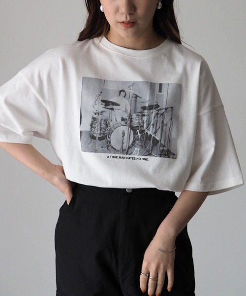 Riberry（リベリー）の「フォト＆バックプリントコットンTシャツ（Tシャツ/カットソー・レディース・オフホワイト/スミクロ・FREE）」の2枚目の写真