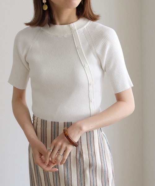 vingtrois（バントロア）の「【Vingtrois】ハーフスリーブアシメボタンリブニット（ニット/セーター・レディース・ホワイト/ブラック/ブルー/グレイッシュベージュ・M）」の2枚目の写真