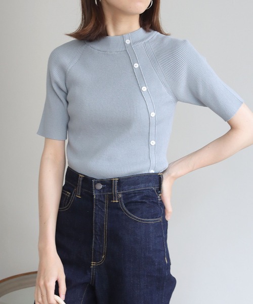 vingtrois（バントロア）の「【Vingtrois】ハーフスリーブアシメボタンリブニット（ニット/セーター・レディース・ホワイト/ブラック/ブルー/グレイッシュベージュ・M）」の4枚目の写真