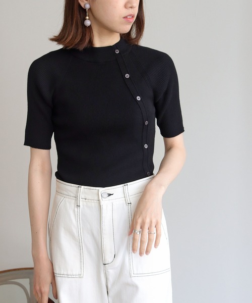 vingtrois（バントロア）の「【Vingtrois】ハーフスリーブアシメボタンリブニット（ニット/セーター・レディース・ホワイト/ブラック/ブルー/グレイッシュベージュ・M）」の3枚目の写真