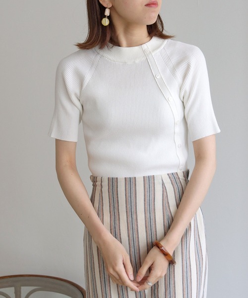 vingtrois（バントロア）の「【Vingtrois】ハーフスリーブアシメボタンリブニット（ニット/セーター・レディース・ホワイト/ブラック/ブルー/グレイッシュベージュ・M）」の5枚目の写真