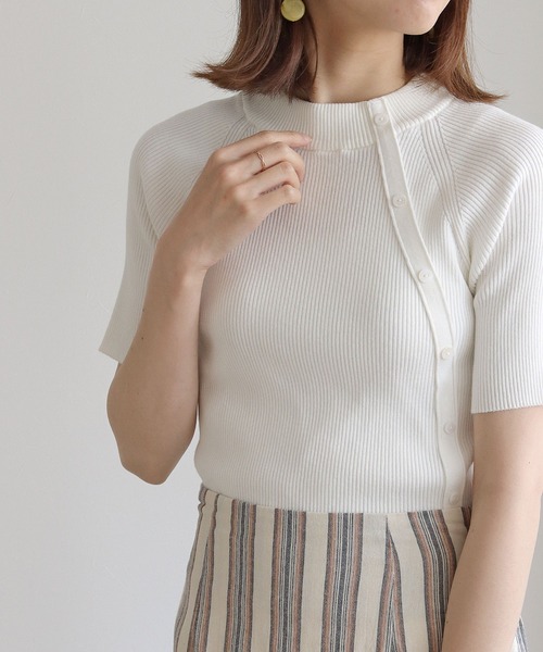 vingtrois（バントロア）の「【Vingtrois】ハーフスリーブアシメボタンリブニット（ニット/セーター・レディース・ホワイト/ブラック/ブルー/グレイッシュベージュ・M）」の6枚目の写真