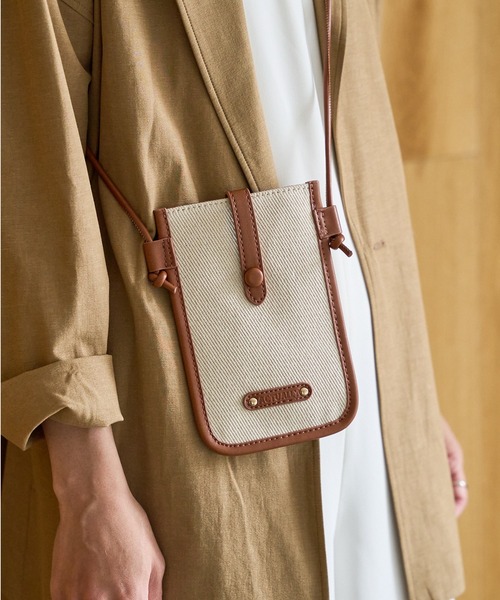 Actually（アクチュアリー）の「コンビ モバイルショルダー / スマホバッグ（ショルダーバッグ・レディース・ブラック/シルバー/キャメル・フリー）」の3枚目の写真