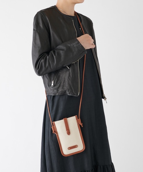 Actually（アクチュアリー）の「コンビ モバイルショルダー / スマホバッグ（ショルダーバッグ・レディース・ブラック/シルバー/キャメル・フリー）」の13枚目の写真