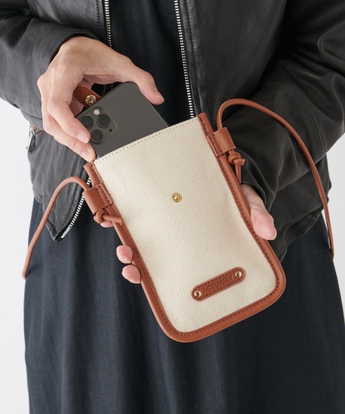 Actually（アクチュアリー）の「コンビ モバイルショルダー / スマホバッグ（ショルダーバッグ・レディース・ブラック/シルバー/キャメル・フリー）」の19枚目の写真