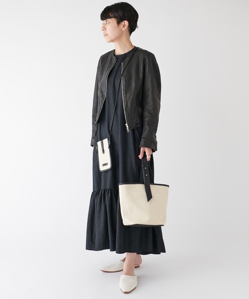 Actually（アクチュアリー）の「コンビ モバイルショルダー / スマホバッグ（ショルダーバッグ・レディース・ブラック/シルバー/キャメル・フリー）」の12枚目の写真