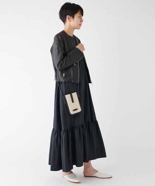 Actually（アクチュアリー）の「コンビ モバイルショルダー / スマホバッグ（ショルダーバッグ・レディース・ブラック/シルバー/キャメル・フリー）」の18枚目の写真