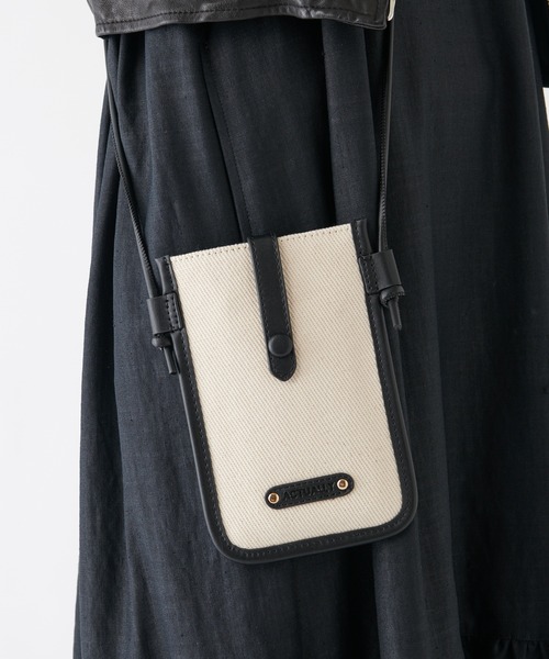 Actually（アクチュアリー）の「コンビ モバイルショルダー / スマホバッグ（ショルダーバッグ・レディース・ブラック/シルバー/キャメル・フリー）」の17枚目の写真