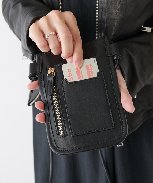 Actually（アクチュアリー）の「コンビ モバイルショルダー / スマホバッグ（ショルダーバッグ・レディース・ブラック/シルバー/キャメル・フリー）」の11枚目の写真