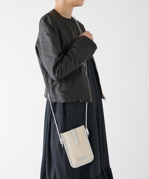 Actually（アクチュアリー）の「コンビ モバイルショルダー / スマホバッグ（ショルダーバッグ・レディース・ブラック/シルバー/キャメル・フリー）」の22枚目の写真
