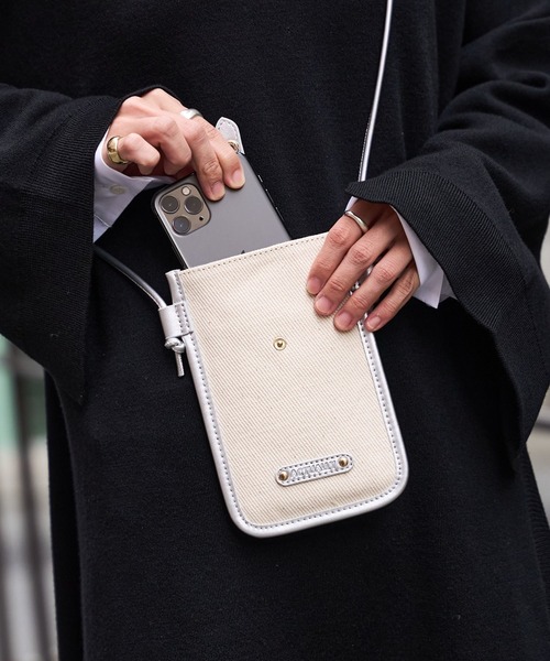 Actually（アクチュアリー）の「コンビ モバイルショルダー / スマホバッグ（ショルダーバッグ・レディース・ブラック/シルバー/キャメル・フリー）」の5枚目の写真