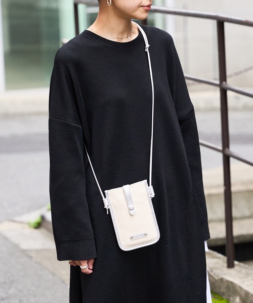 Actually（アクチュアリー）の「コンビ モバイルショルダー / スマホバッグ（ショルダーバッグ・レディース・ブラック/シルバー/キャメル・フリー）」の4枚目の写真