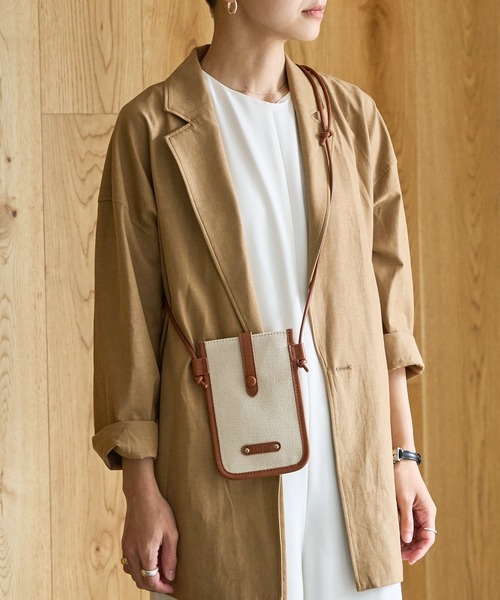 Actually（アクチュアリー）の「コンビ モバイルショルダー / スマホバッグ（ショルダーバッグ・レディース・ブラック/シルバー/キャメル・フリー）」の7枚目の写真