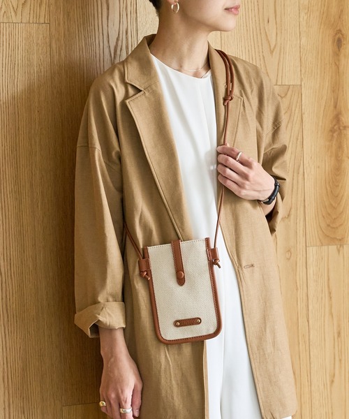 Actually（アクチュアリー）の「コンビ モバイルショルダー / スマホバッグ（ショルダーバッグ・レディース・ブラック/シルバー/キャメル・フリー）」の6枚目の写真