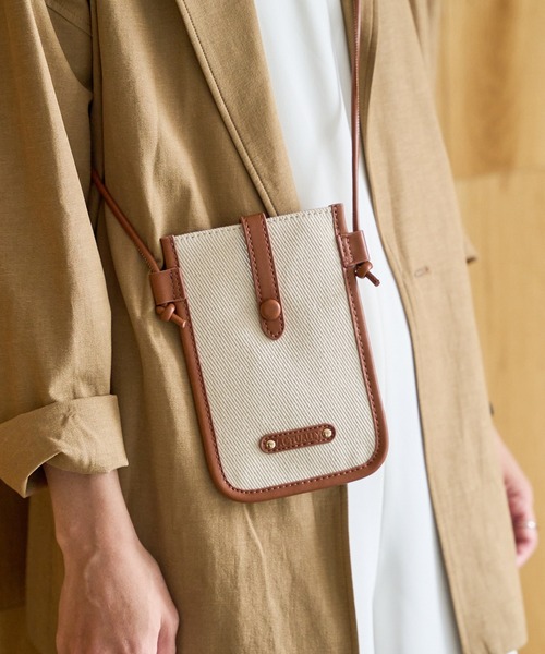 Actually（アクチュアリー）の「コンビ モバイルショルダー / スマホバッグ（ショルダーバッグ・レディース・ブラック/シルバー/キャメル・フリー）」の8枚目の写真
