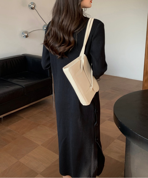 emi+（エミプラス）の「サイドボタンリブニットワンピース（ワンピース・レディース・ブラック/ブラウン/ネイビー/ボルドー/カーキ・L/M/XL）」の12枚目の写真