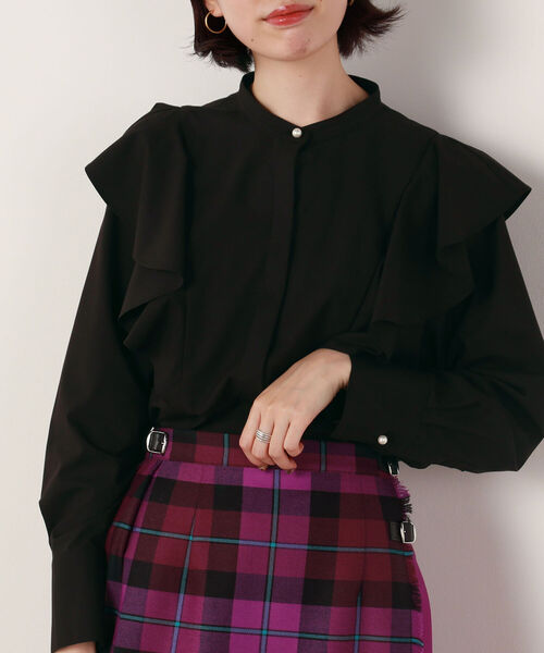 NOLLEY’S(ノーリーズ)の「ラッフルパール釦ブラウス(シャツ/ブラウス・レディース・ブラック/ベージュ・38)」の1枚目の写真