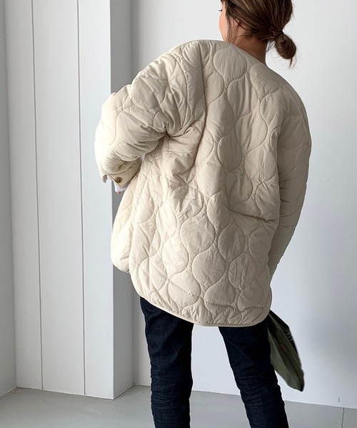 CANAL JEAN（キャナルジーン）の「via j(ヴィアジェイ) キルティング中ボアジャケット（ノーカラージャケット・レディース・アイボリー・ONE SIZE）」の4枚目の写真