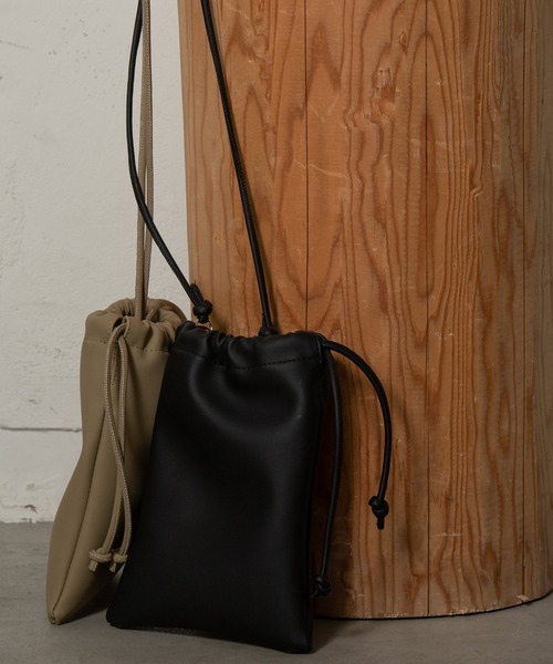 Amiur（エミレ）の「squeeze smart purse（ショルダーバッグ・レディース・ブラック/ベージュ・FREE）」の2枚目の写真