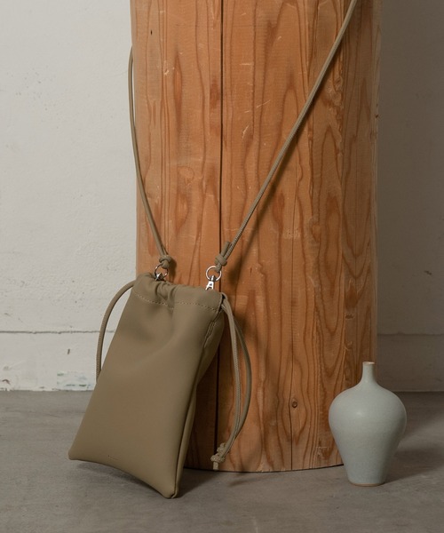 Amiur（エミレ）の「squeeze smart purse（ショルダーバッグ・レディース・ブラック/ベージュ・FREE）」の4枚目の写真