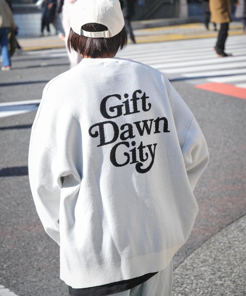 ZIP FIVE（ジップファイブ）の「【ZIP FIVE】ボリュームニット バックデザイン オーバーカーディガン（カーディガン/ボレロ・レディース・ベージュ/ホワイト系1/オフホワイト/ブラック系/ベージュ系1/ホワイト系/ブラック系2/グリーン系1/グリーン/ブラック系1/ブラック/ベージュ系/グリーン系・MEDIUM/LARGE）」の2枚目の写真