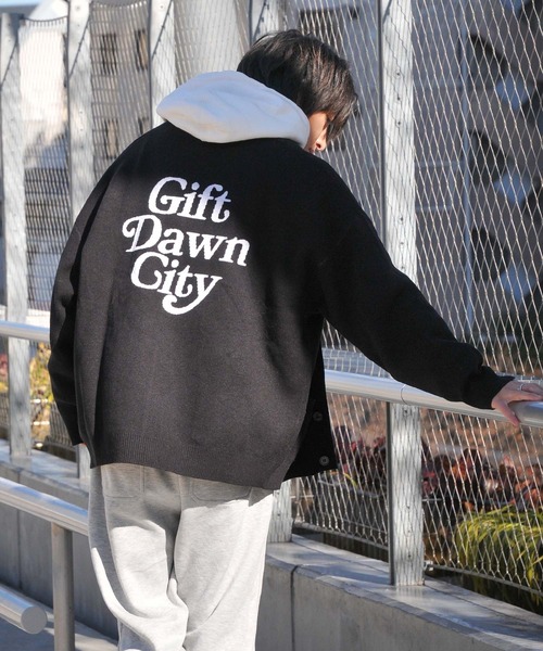 ZIP FIVE（ジップファイブ）の「【ZIP FIVE】ボリュームニット バックデザイン オーバーカーディガン（カーディガン/ボレロ・レディース・ベージュ/ホワイト系1/オフホワイト/ブラック系/ベージュ系1/ホワイト系/ブラック系2/グリーン系1/グリーン/ブラック系1/ブラック/ベージュ系/グリーン系・MEDIUM/LARGE）」の5枚目の写真