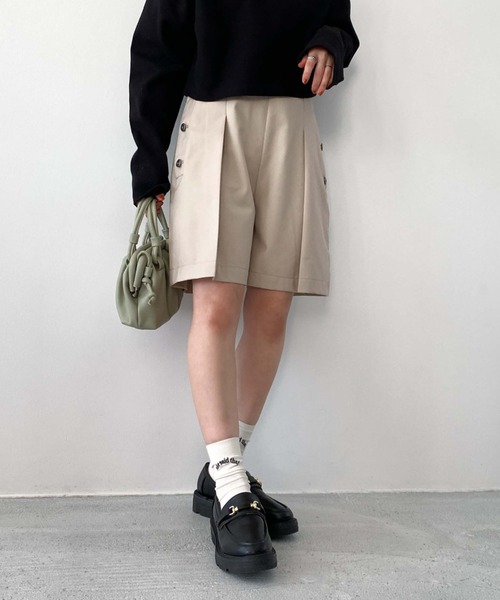 archives(アルシーヴ)の「金ボタン付きハーフパンツ(その他パンツ・レディース・ブラック/ベージュ/グレイッシュベージュ・MEDIUM)」の3枚目の写真