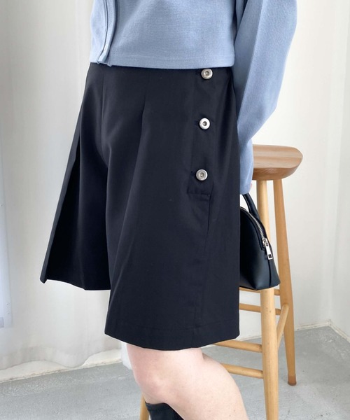 archives(アルシーヴ)の「金ボタン付きハーフパンツ(その他パンツ・レディース・ブラック/ベージュ/グレイッシュベージュ・MEDIUM)」の2枚目の写真