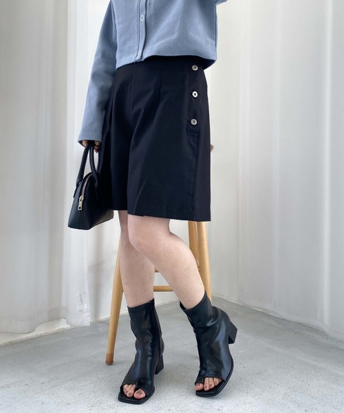 archives(アルシーヴ)の「金ボタン付きハーフパンツ(その他パンツ・レディース・ブラック/ベージュ/グレイッシュベージュ・MEDIUM)」の16枚目の写真