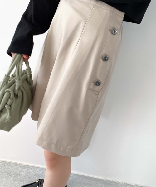 archives(アルシーヴ)の「金ボタン付きハーフパンツ(その他パンツ・レディース・ブラック/ベージュ/グレイッシュベージュ・MEDIUM)」の20枚目の写真