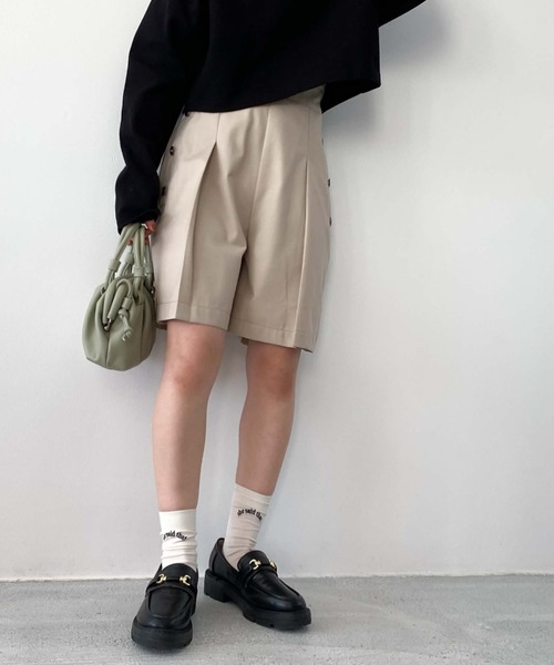 archives(アルシーヴ)の「金ボタン付きハーフパンツ(その他パンツ・レディース・ブラック/ベージュ/グレイッシュベージュ・MEDIUM)」の12枚目の写真