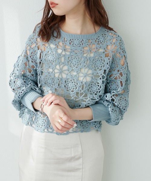 natural couture(ナチュラルクチュール)の「WEB限定/レトロなかぎ針2WAYショートカーディガン(カーディガン/ボレロ・レディース・オフホワイト/チャコールグレー/ベージュ/サックスブルー・FREE)」の4枚目の写真