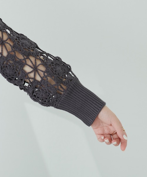natural couture(ナチュラルクチュール)の「WEB限定/レトロなかぎ針2WAYショートカーディガン(カーディガン/ボレロ・レディース・オフホワイト/チャコールグレー/ベージュ/サックスブルー・FREE)」の10枚目の写真