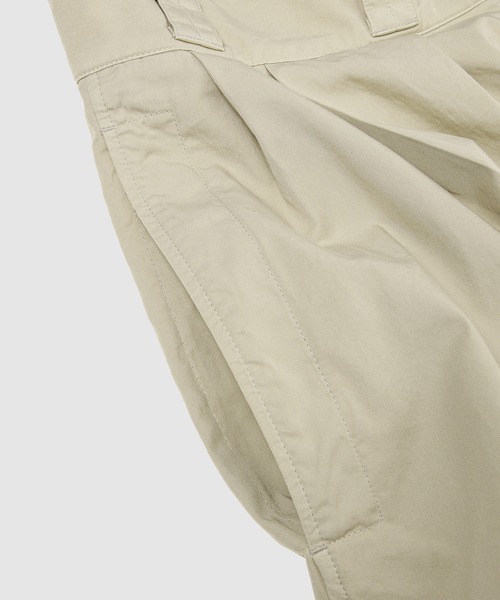 LEMAIRE(ルメール)の「OVERSIZED PLEATED SHORTS(その他パンツ・メンズ・ベージュ/グレー系その他・46/48)」の5枚目の写真