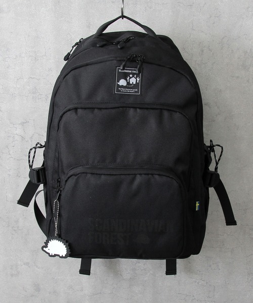 SCANDINAVIAN FOREST(スカンジナビアン・フォレスト)の「SCANDINAVIAN FOREST / スカンジナビアンフォレスト / ポリエステル ロゴプリント デイパック / バックパック / ハリネズミ / 大きめ / ラバーチャーム付き(バックパック/リュック・レディース・ブラック・FREE)」の2枚目の写真