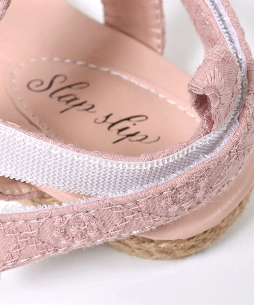 SLAP SLIP（スラップスリップ）の「花柄 刺繍 レース フリル ストラップ サンダル (14~18cm)（サンダル・キッズ・ピンク/ベージュ・15 /17/16/14/18）」の9枚目の写真